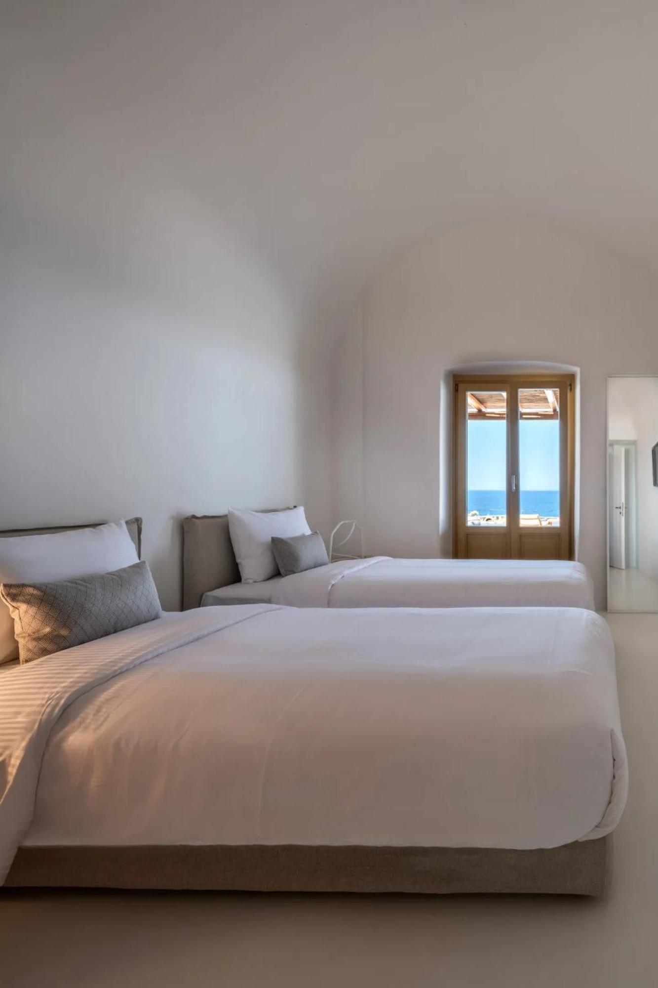Colombos Beachfront Foinikia  Bilik gambar