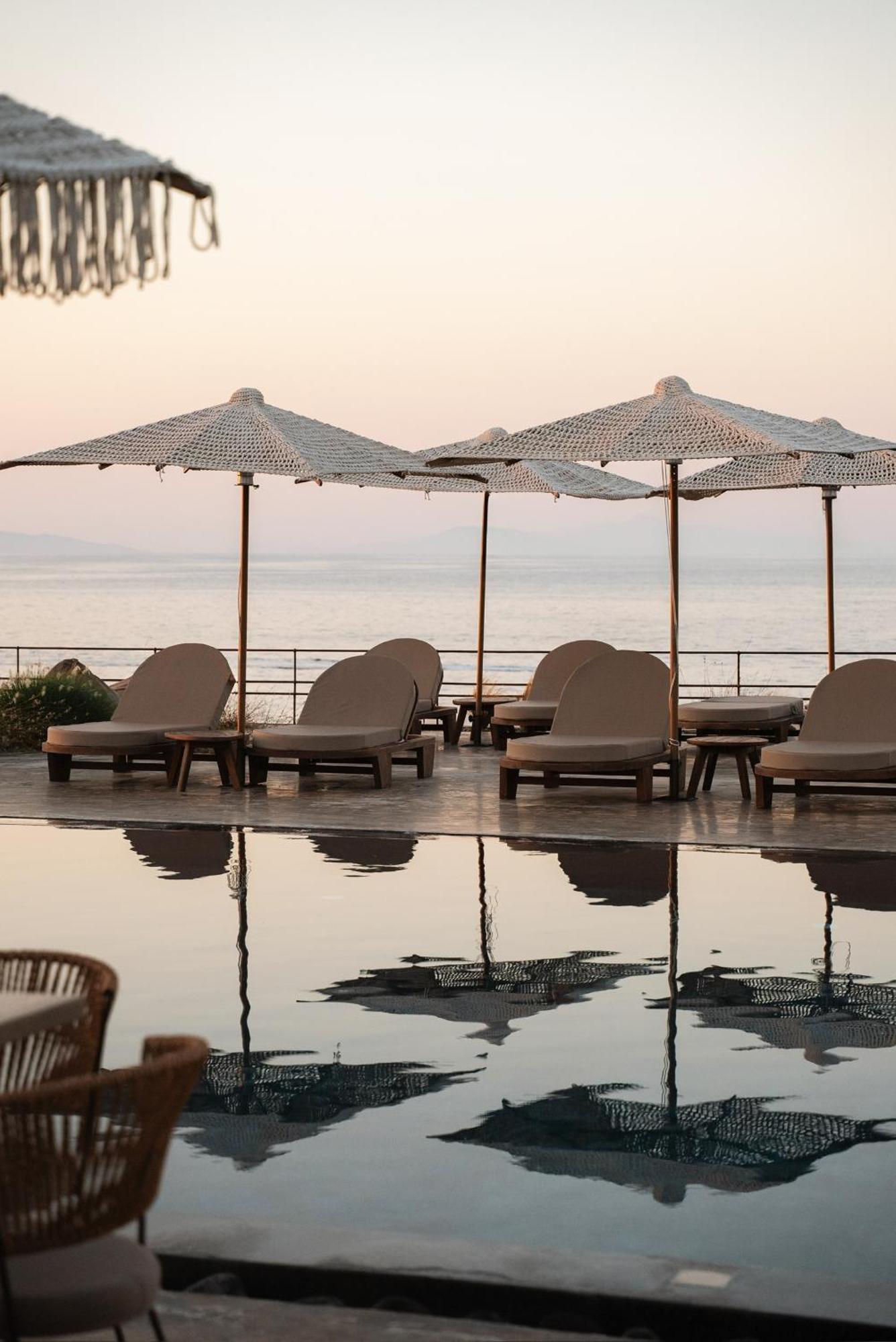 Colombos Beachfront Foinikia  Luaran gambar